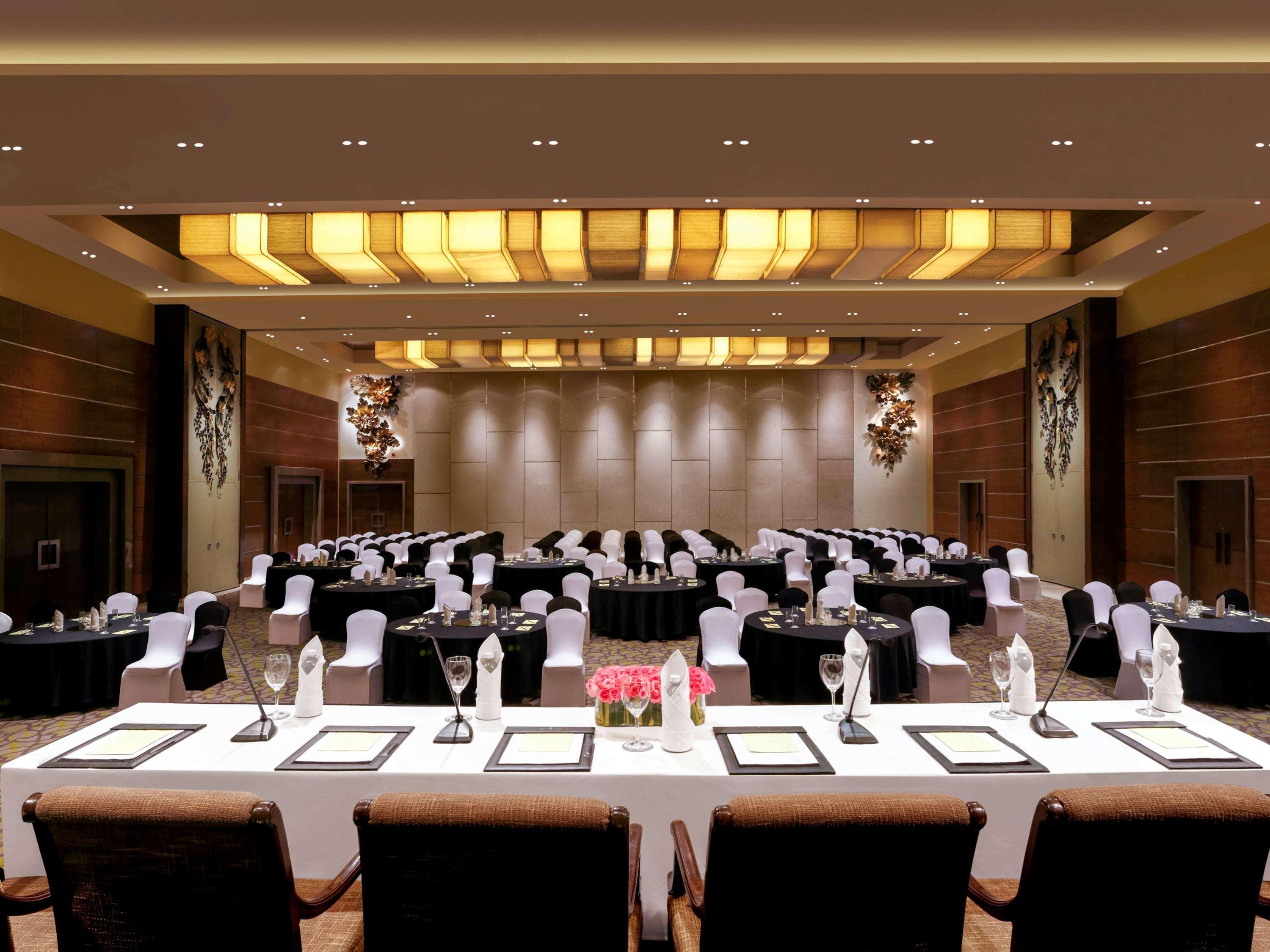 Grand Mercure Vadodara Surya Palace Exterior foto